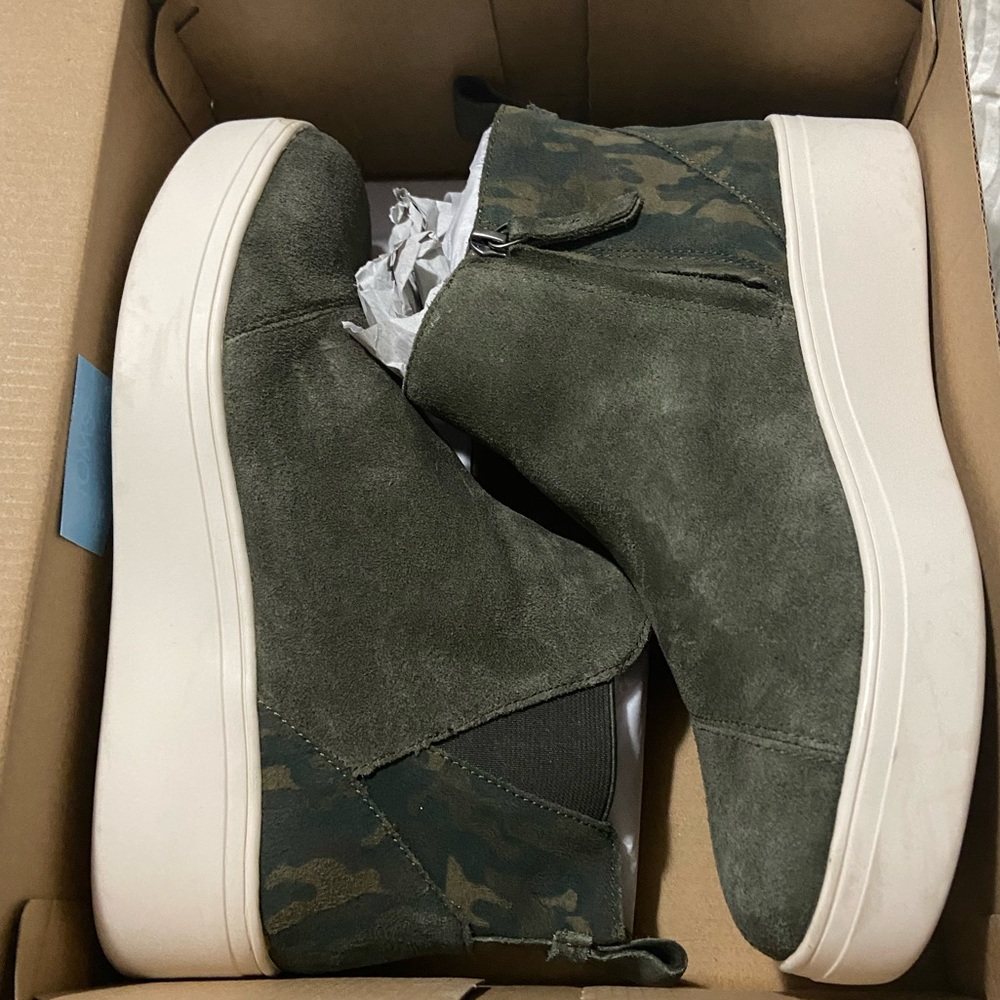 Tom's Womens Jamie Slip On Sneakers in Tarmac Olive Size 9